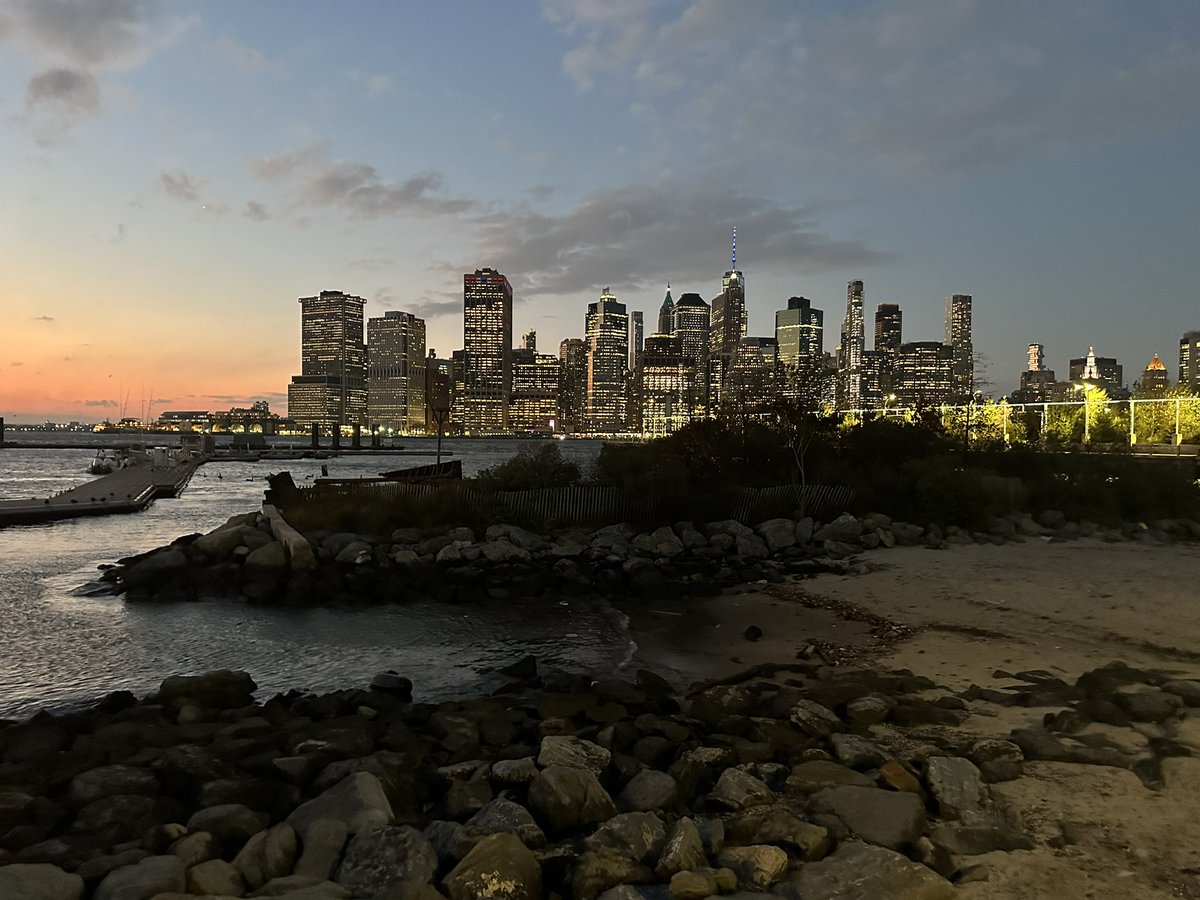 Pup_Asque's tweet photo. - Quick #PhotoDump of my time at the BK Bridge part! 😍 Soooo GORG! 😍 Wow! 😍 Beautiful view! #NYC #Brooklyn #BrooklynBridge #BrooklynBridgePark #Pier3 https://t.co/sGqMu3tUaD
