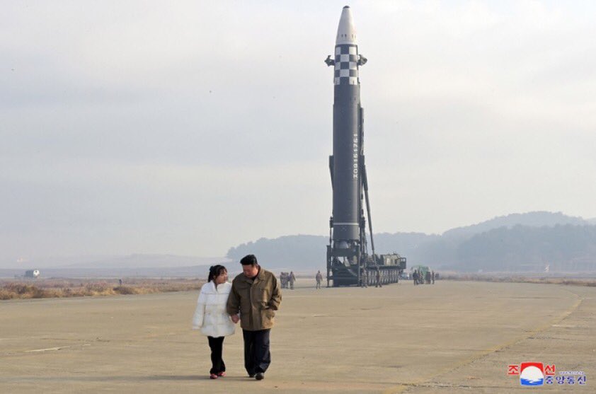 Read more about the article MORE: Photos of Kim Jong-un with daughter