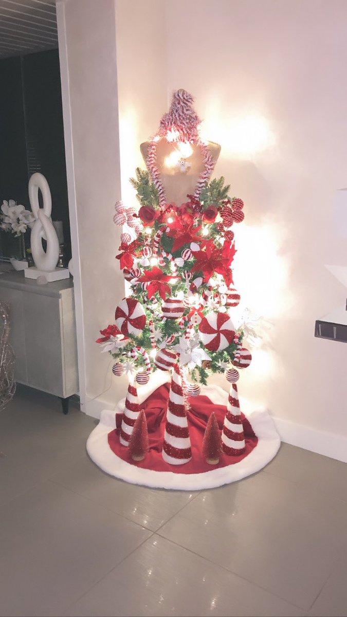 helafos's tweet photo. Marilyn the mannequin Christmas tree theme is red &amp; white this year in loving memory of Bradley lowery 
The Bradley bauble takes pride of place ❤️

#STID 
#redandwhitearmy 
#Sunderland 
#bradleylowery 
#redandwhitechristmas https://t.co/GneuH2roR5