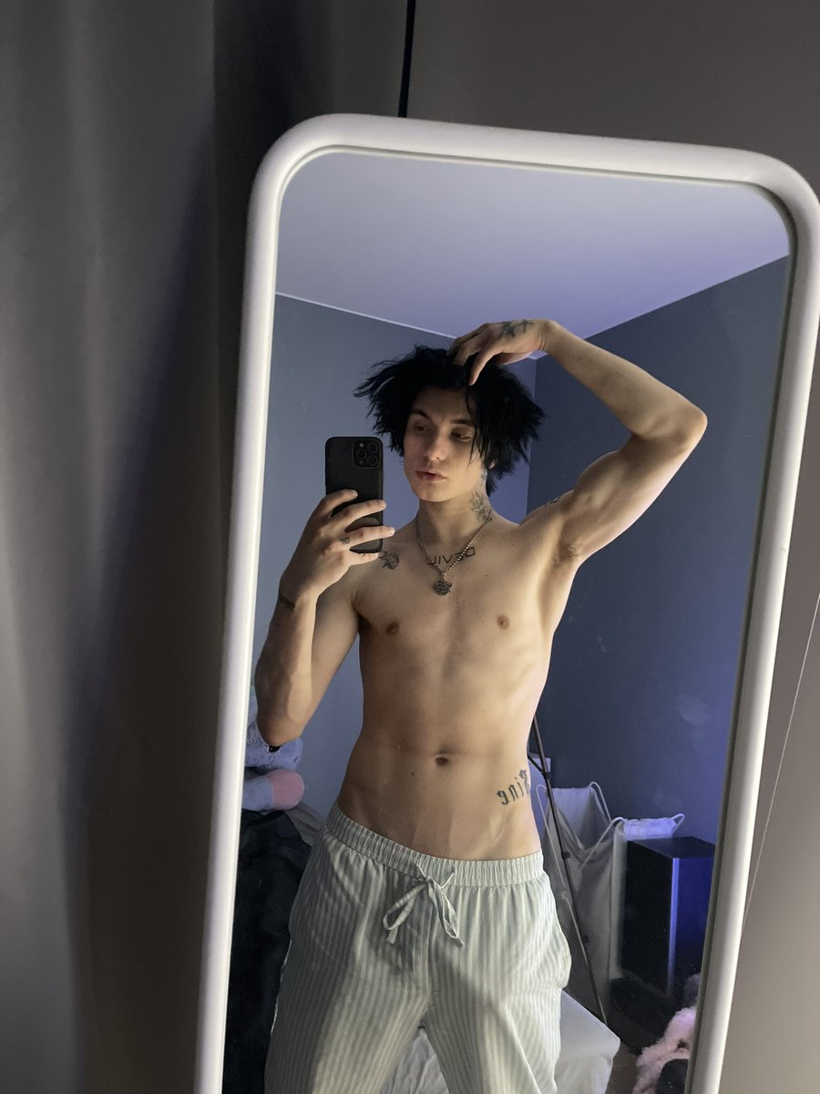 ohprinxesky's tweet photo. This picture still go as hard as my pants lmao https://t.co/z3sHtwK8gx