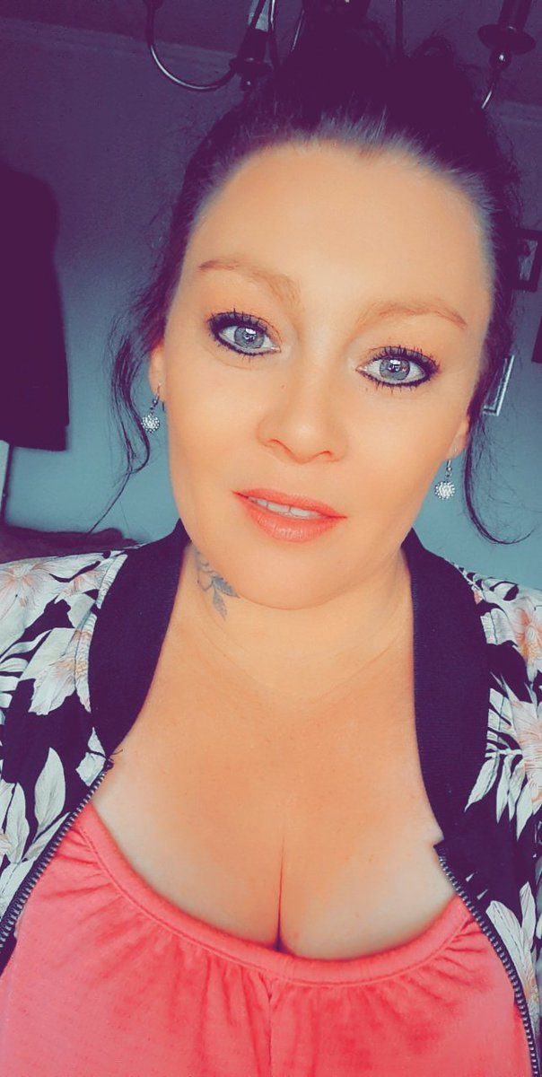 vickirose1986's tweet photo. Today is a good fucking day 😊 might have a few beers in abit, a little dance and a sing along 😘 #todayisagoodday #feelingbeautiful #lovemeorhateme #idgaf ✌️ https://t.co/m7GFIDfQRf