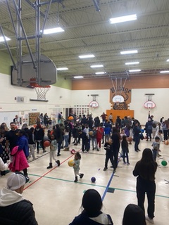 AthleticsRL's tweet photo. Thank you to Round Lake Basketball for attending and supporting Village Elementary and their "Turkey Toss" event!  The kids were so excited to talk with the coaches and players!  @RLHSPanthers  @rlasdistrict116  @RLBasketball1 @RLVillageSchool #WeAreRL #PantherPride #RLAthletics https://t.co/kZN1g1rqom