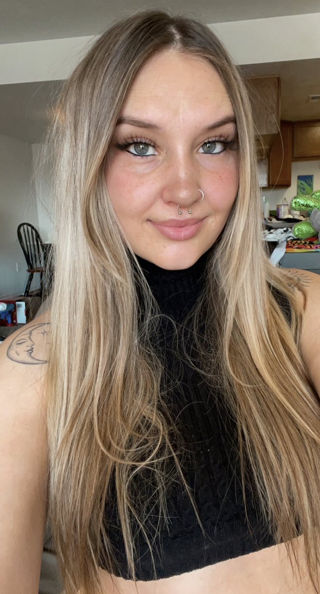 degeneraet's tweet photo. I straightened my hair and she looooong 🥲🫶🏻 https://t.co/WWOEt9OwX5