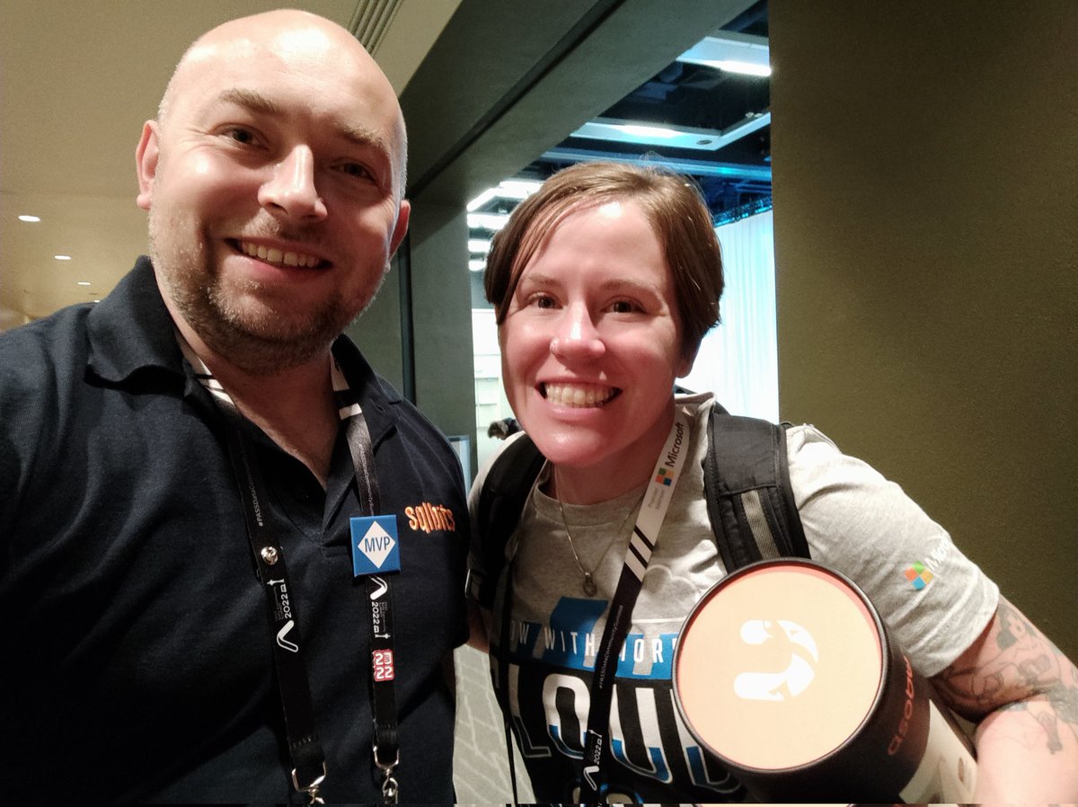 MikeyBronowski's tweet photo. Last minute selfie with @grrl_geek
#PASSDataCommunitySummit
#sayhelloatpass https://t.co/pDtQizt7Ad