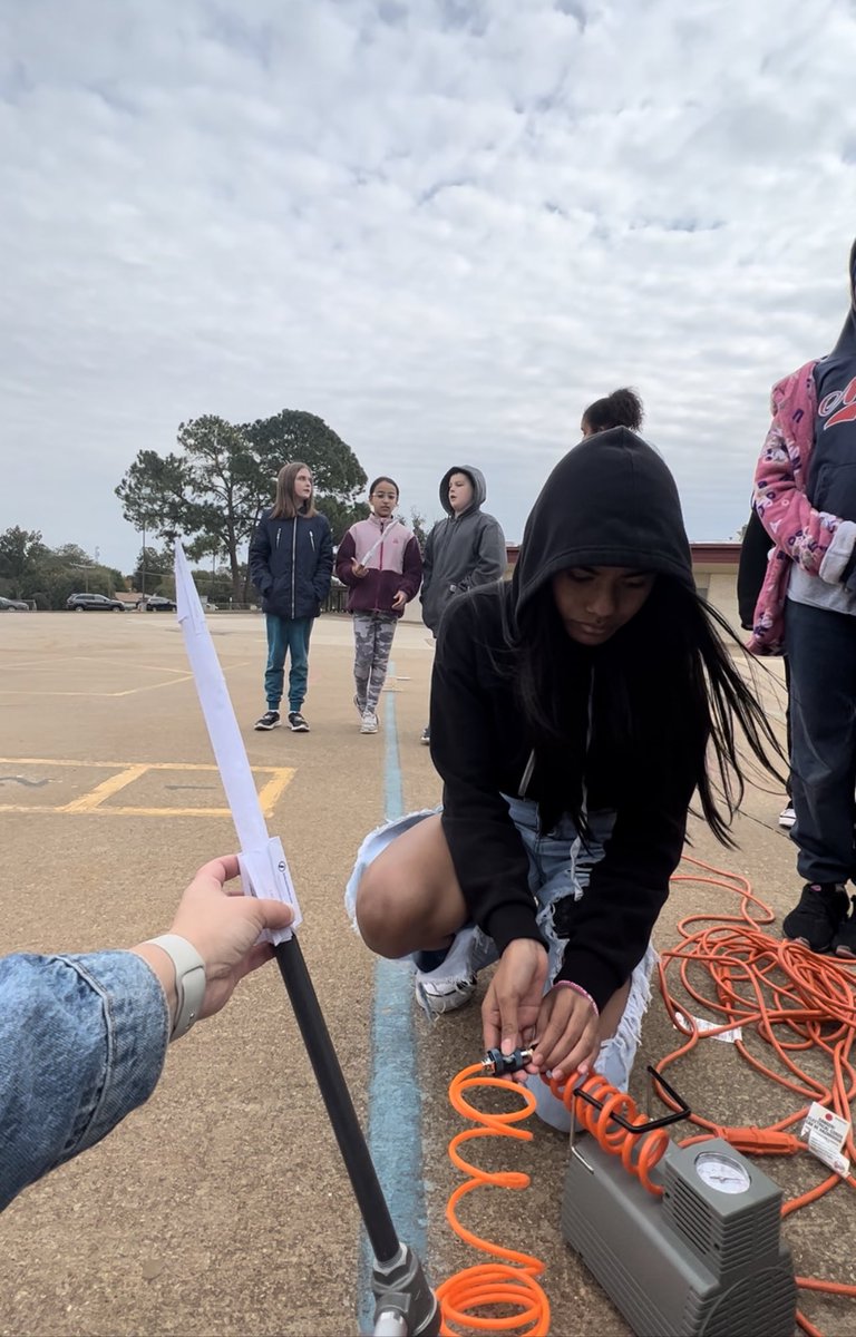 MsPadillasWorld's tweet photo. This week’s #CSforAll unit was awesome and full of #crosscurricularlearning! Today we launched rockets— it was super cold and we had some difficulties, but they continued to #worktheproblem just like #NASA 🚀 👩🚀 🌙 💫 #ParrotPride #6thgradeteacher @KieraE_TX @hebisd @LieslJames https://t.co/mylEyVpA5g