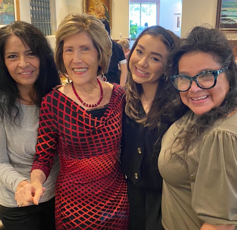 SANDRA_CERDA1's tweet photo. Lunch with friends in Houston when mama Dodie Osteen walks in making the room even brighter! https://t.co/pyVyGQOcfN