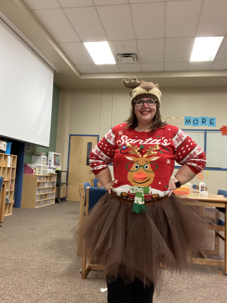 AggieLibrarian1's tweet photo. Our 1st annual Thanksgiving balloon parade was fin. Our 2nd grade team was awesome! We had @bilingueyosoy ‘s class as well as my 4th & 5th grade ACE kids joined us in the parade! Santa had to close out the parade! @RodriguezESISD @SeguinISD #balloonparade #BalloonsOverBroadway https://t.co/eo8iIMDSW3