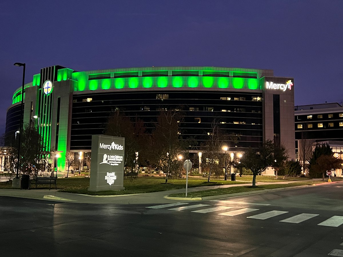 SafeKidsSpfd's tweet photo. Going green at #MercySGF today in honor of National Injury Prevention Day. We "Shine a Green Light" because most traumatic injuries are preventable - and being aware of our surroundings can save lives. #BeInjuryFree https://t.co/jhVwFGLMzT