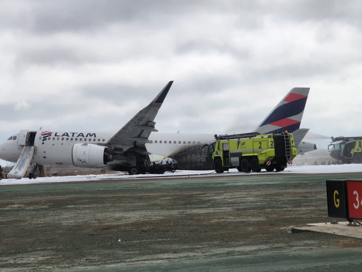 flyAPM's tweet photo. Aeropuerto de #LIM #Peru cerrado por #Airbus 320 de #LanPeru. Aeronave accidentada por incursión de pista de vehículo de bomberos. #flyAPM #aviacion https://t.co/xSxZ1kSS40