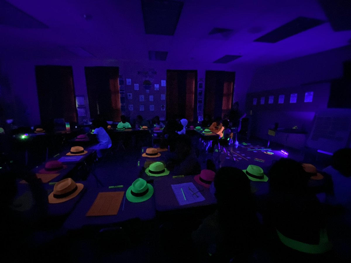 IrenaHall_GSCES's tweet photo. Glow day classroom transformation was a big success! My fifth graders were so excited and kept saying, 
“This is the best day ever!” 🌟 Thanks  @CurryAtTheCreek @Scot3085 and @Schung118 for joining us. https://t.co/EiUvmkOICY