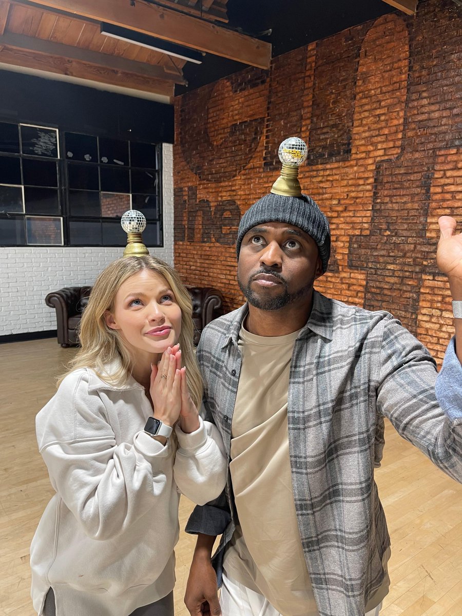officialdwts's tweet photo. The #DWTSFinale is almost here and our finalists have their eyes on the Mirrorball trophy! 🤩 @charlidamelio @GabrielaWindey @itsSHANGELA @WayneBrady #DWTS https://t.co/D5iXZi65Y8