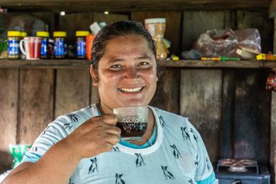 FedeCafeteros's tweet photo. ☕️🇨🇴🪩 @JuanValdezCafe lanza al mercado una edición de café de origen #Meta que se apoya en la tecnología de cadena de bloques #blockchain para poner énfasis en la trazabilidad y transparencia de la cadena de suministro.

Leer más https://t.co/jGGmZzKm0H https://t.co/9i4GmT5WuX