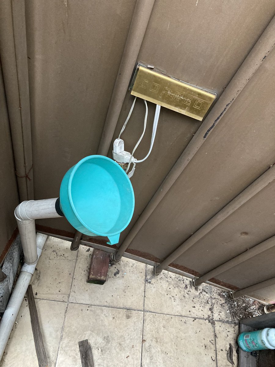 CDMXGringo's tweet photo. Creo que es posible que el baño en este bar clandestino es el mas lujoso en todo La #Confresa jaja https://t.co/78IGJWPHuP