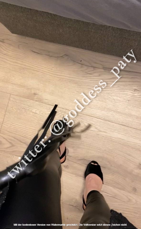 goddess_paty's tweet photo. "herrin, es ist alles so teuer geworden"🤭
deswegen haben sklavenhunde GENAU JETZT noch mehr an die herrin abzudrücken denn für die herrin ist alles teurer geworden und das ist das einzige was zählt😈

#geldherrin #findom #moneydom #geldsklave #zahlsklave #moneypig #köter #knecht https://t.co/nIt2xQLu8g