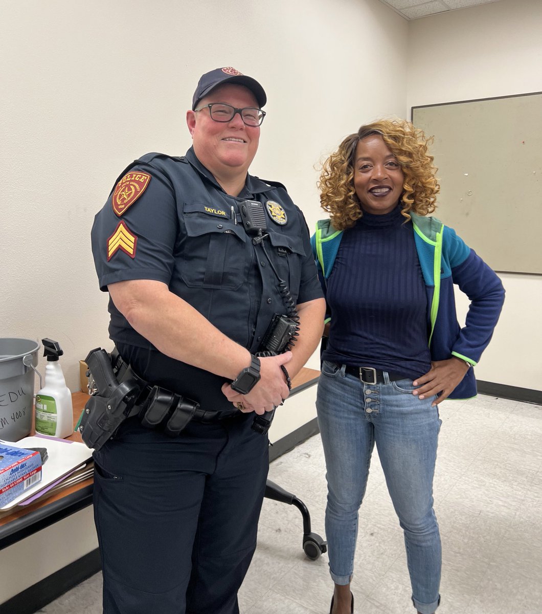 Thank you, @UPDtxst Officer Taylor, for coming to my #AfAmStudies class. We learned a lot and hope you learned from us, too! 

PS—Avoid the pea salad at Thanksgiving!