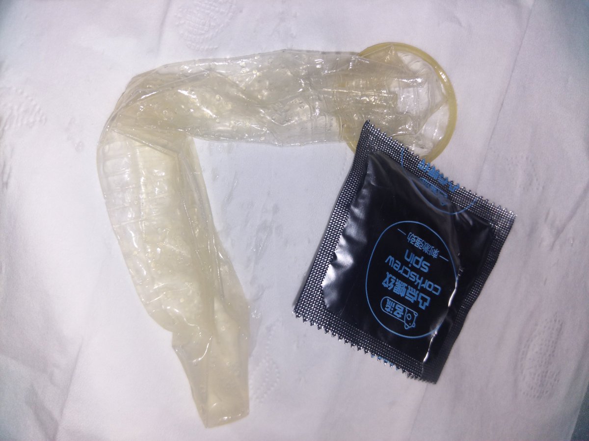 leakyrome's tweet photo. 如果有一天回家，发现卧室床头多了这个，比自己用的大两个型号，你会怎么办？在线等。 https://t.co/iIoJWwIpjN