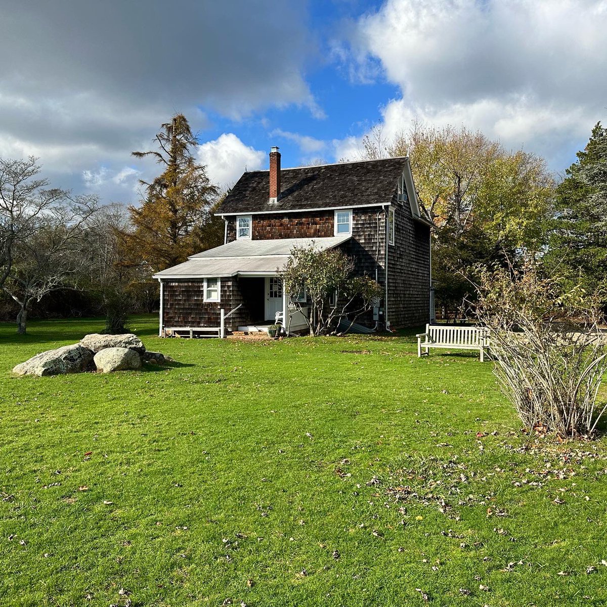 Nostalgik's tweet photo. Yesterday, my students and I went to visit the Pollack-Krasner house in East Hampton to learn about two individuals that influenced the boundless opportunities in the arts. #fieldtrip #boundlessart #art @jacksonpollock_official #jacksonpollack #leekrasner #easthampton @stonybrook https://t.co/re6SEkEnhO