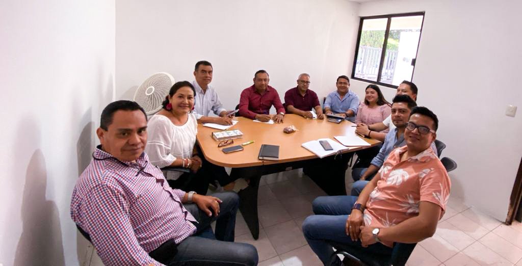PETEOOAX's tweet photo. 🌸 El #Oaxaca que queremos se hace entre todas y todos y trabajando duro.
Estamos cerrando la semana con toda la #FUERZA, porque las alternativas y la mejores opciones se forjan en la colectividad.

¡Que tengan un excelente fin de semana! https://t.co/ZXoCKn7wLf