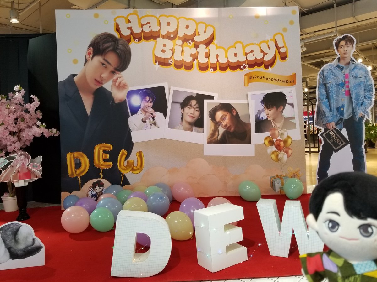 10dew30's tweet photo. 遅ればせながら🇹🇭旅録
Dewくんがいっぱい🤎🤎
#22ndHappyDewDay
#BDProjectForDEW
#dew_jsu @dew_jsu https://t.co/7Uit2hLKA8