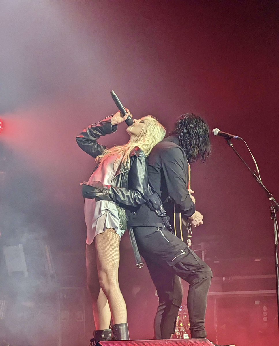 LissyTheSheep's tweet photo. Got some nice pictures at the last date of the TPR EU tour! 

Now excuse me while I cuddle my DRUMHEAD to sleep to avoid crying that it’s over. It was my first time visiting 4 shows of 1 tour and it was INCREDIBLE!  @taylormomsen thank you for everything! ❤️ #ThePrettyReckless https://t.co/MD8VXRdoj6