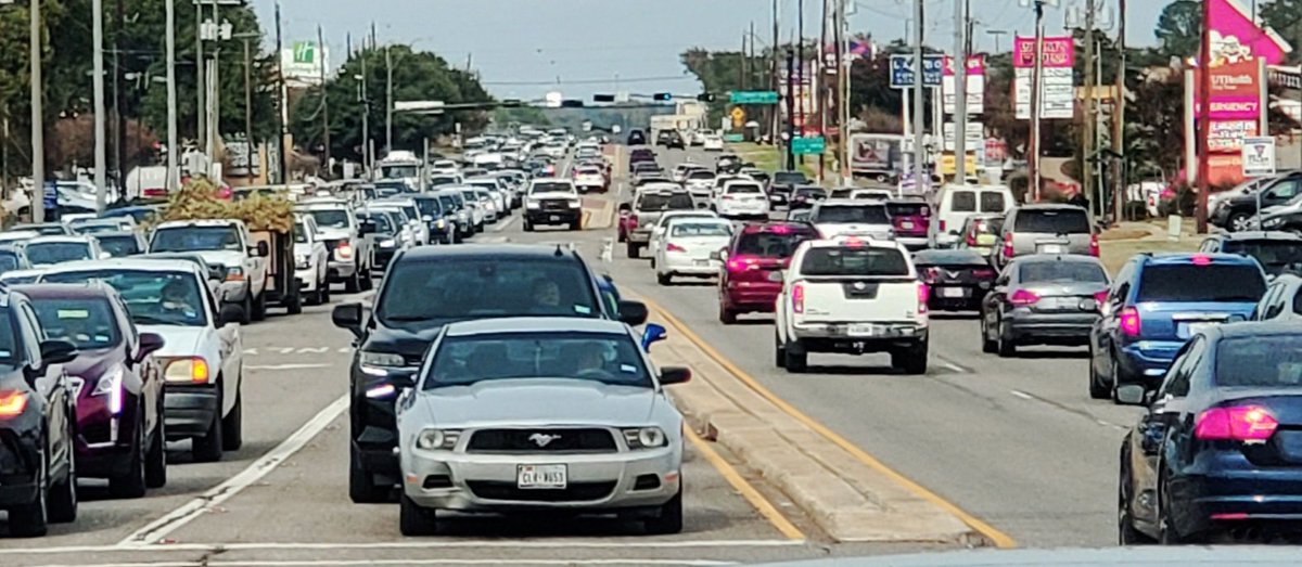 🔊 "It's the most wonderful time of the yeeeeeeeearrrrrr..." 🎶 🚗🚗🚗

Tyler traffic y'all! Friday afternoon, 1:45.

#EastTexas #traffic #bumpertobumper #NotDallas