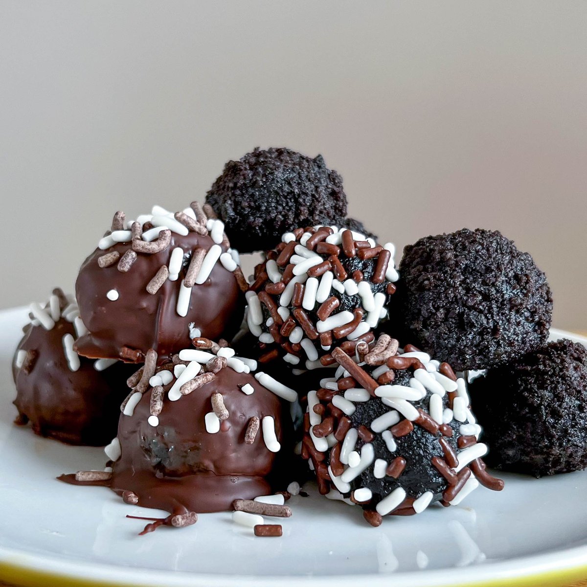I tried out a few #nobake recipes for an upcoming #bakealong and I am so so sooo addicted to these #OreoTruffles. Simple, fast, and totally YUM! They would be perfect for a #holidayparty, which I just might have to do.

#oreos #nobakecookies #chocoholic #holidaytreats #kidbaker