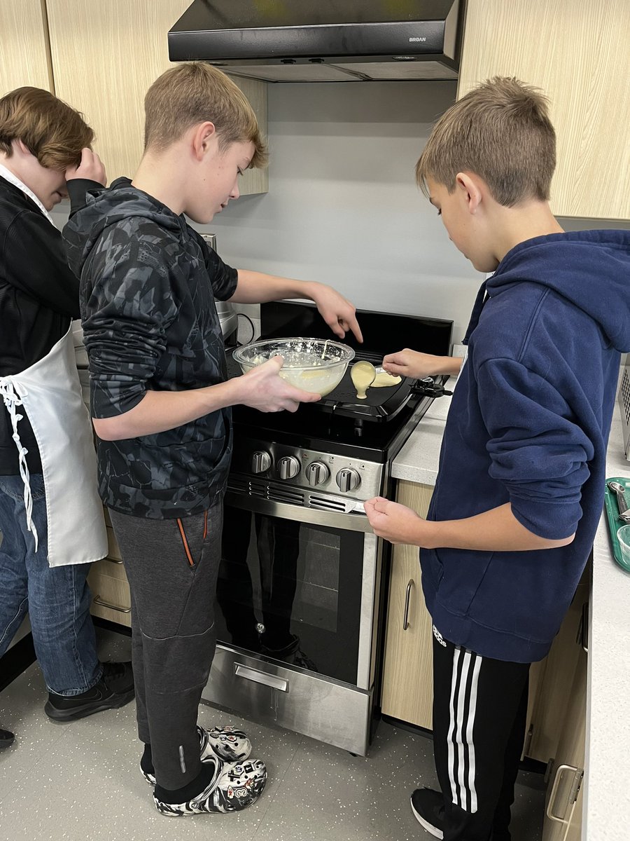 HardtKatelyn's tweet photo. These days are my absolute favorite! 8th graders made pancakes from scratch and 7th graders started using sewing machines. Quote of the day was “Wow, sewing is actually really cool and not boring like it looks”. 🤪#fcs #etms #lsr7proud @ETMSbison https://t.co/o0Ta9epoAa
