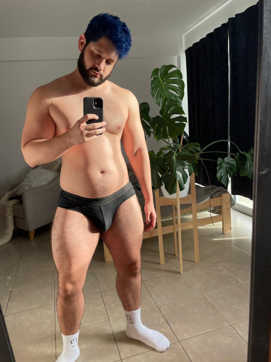 MismagiusDD's tweet photo. Por si twitter cierra y no recuerdan que tuve el cabello azul por 3 días 💙 https://t.co/vGJneYbLTj