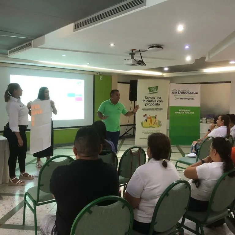 vcircularANDI's tweet photo. Hoy estuvimos junto a @ANDI_Atlantico, la @alcaldiabquilla y el Jefe de la Oficina de Servicios Públicos @jcgomezvallejo en una Mesa de Trabajo para el Aprovechamiento  de Residuos Sólidos, presentando el programa #Vision3030 ante las organizaciones recicladoras en #Barranquilla https://t.co/JLzH5BZ7R2