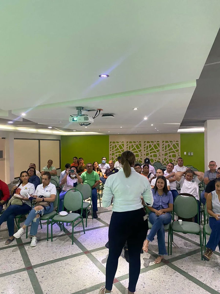 vcircularANDI's tweet photo. Hoy estuvimos junto a @ANDI_Atlantico, la @alcaldiabquilla y el Jefe de la Oficina de Servicios Públicos @jcgomezvallejo en una Mesa de Trabajo para el Aprovechamiento  de Residuos Sólidos, presentando el programa #Vision3030 ante las organizaciones recicladoras en #Barranquilla https://t.co/JLzH5BZ7R2