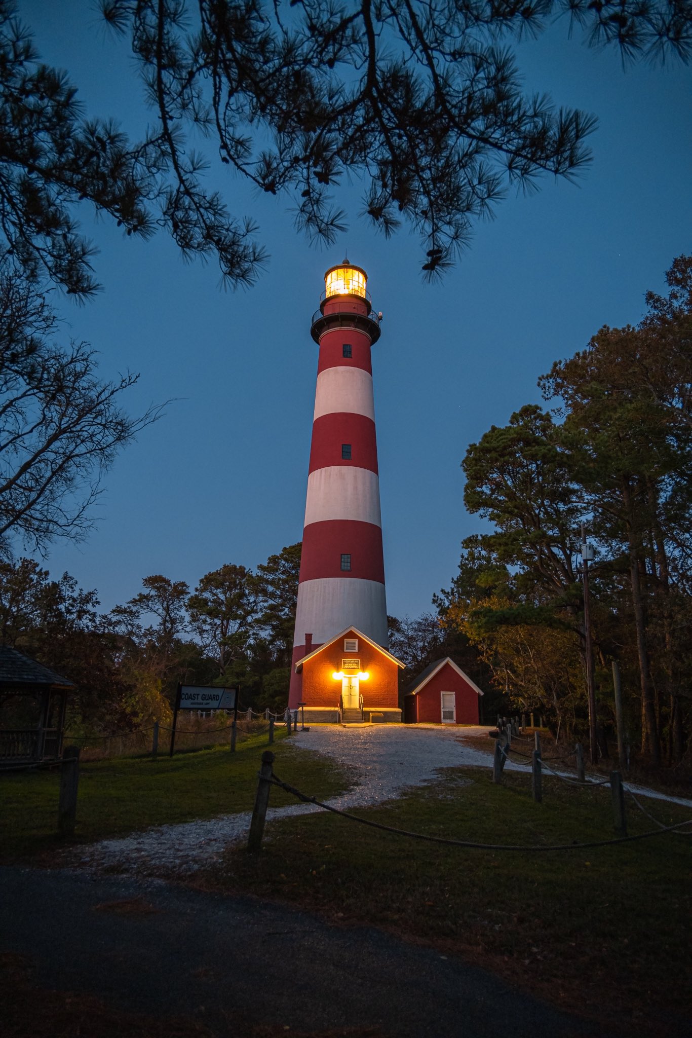 trevor-mahlmann-on-twitter-blue-hour-at-the-assateague-lighthouse