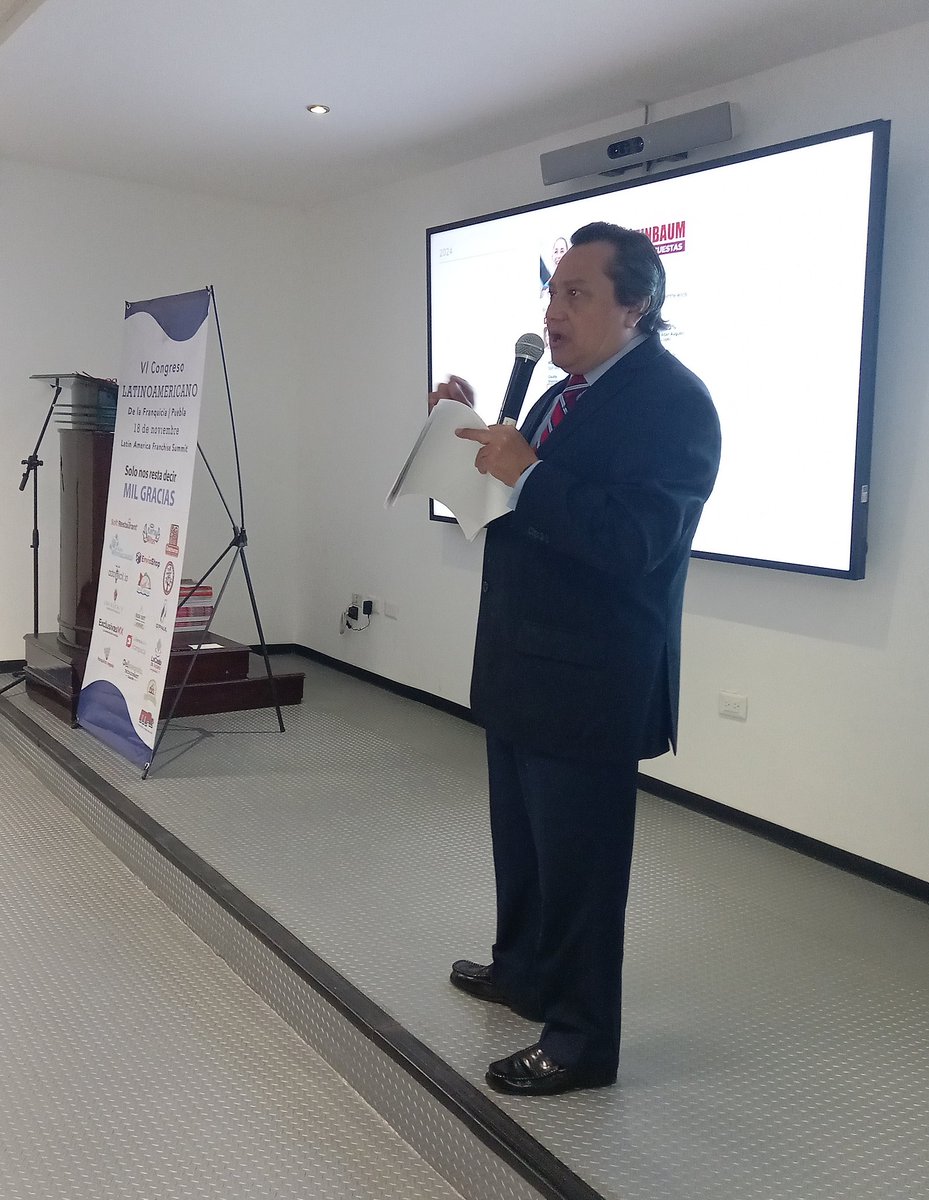 SithLCC's tweet photo. Mi buen amigo @martinespinosa compartiendo su punto de vista sobre el panorama en México, como parte de las disertaciones del VI Congreso Latinoamericano de la #Franquicia @asesorfran @BUAPoficial #ilaf #puebla https://t.co/LtOLCkU7Qs