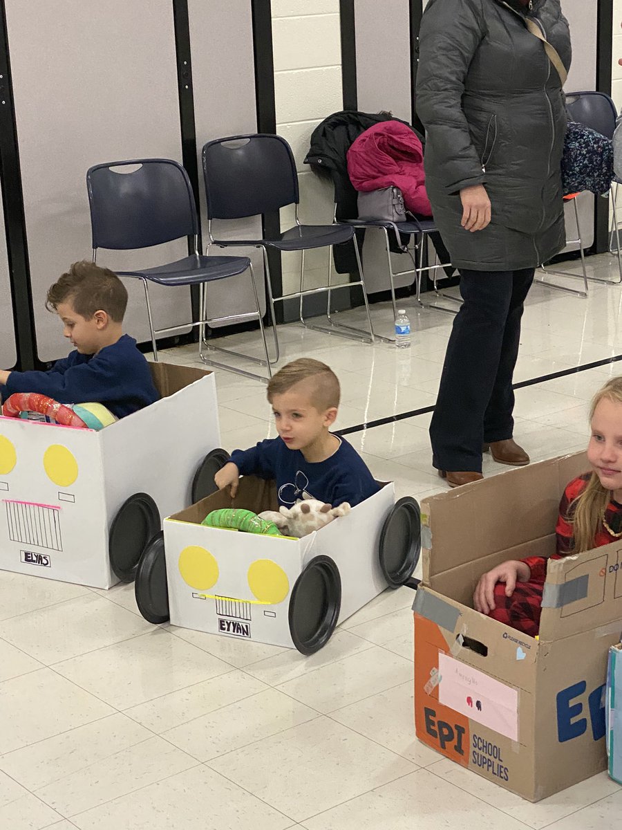 NightingaleJeff's tweet photo. We have the first cars pulling into the Prairie PFE drive in movie night!! #prairierocks #osd135 https://t.co/Kpb75RzMyr