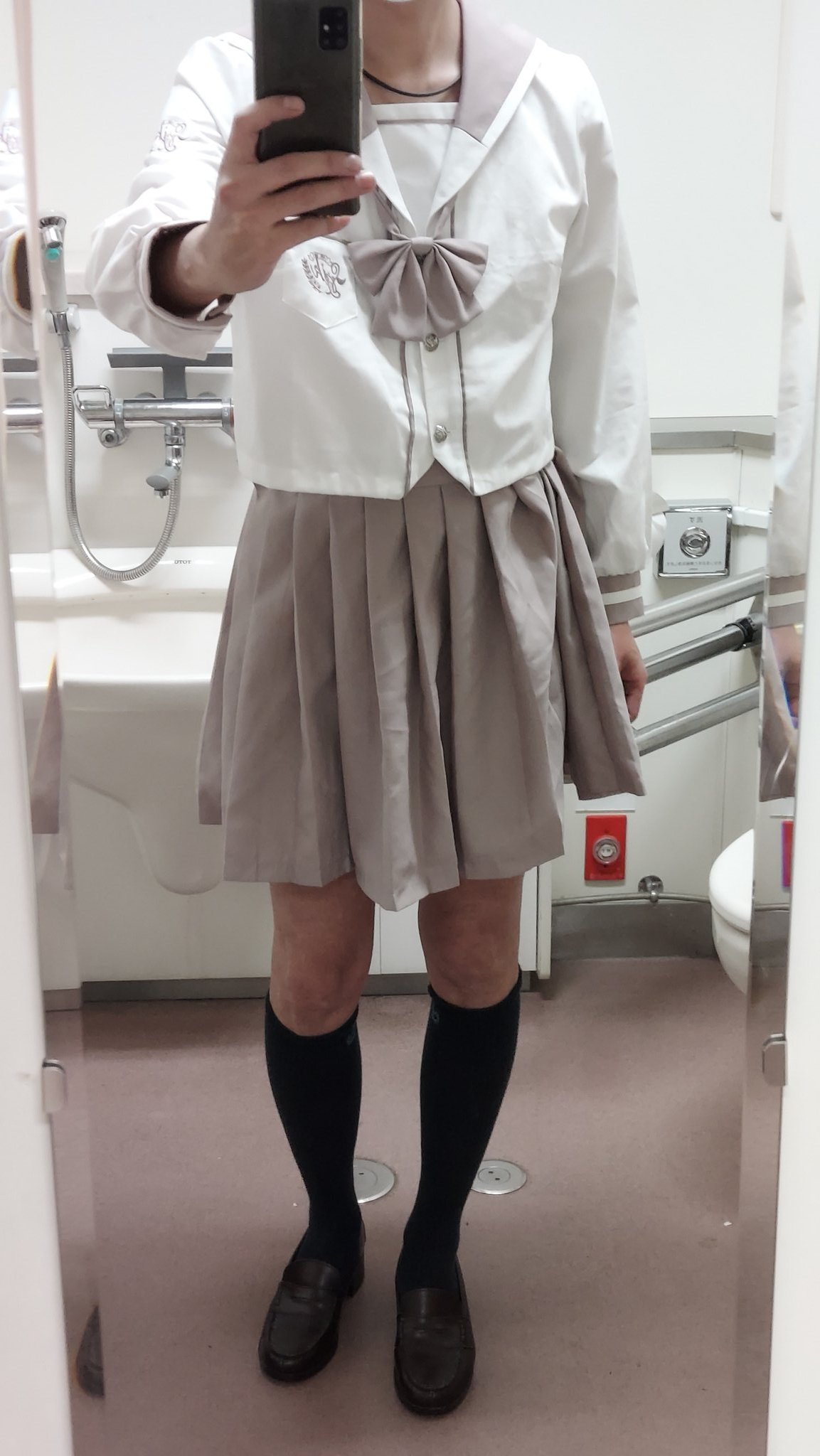 エロルーズソック踵踏んであ おはようございます❗ セーラー服を着たくて撮影😄 可愛らしいのと足元をギャルチックに  ルーズソックスを履いたのと😜 今時期はルーズソックス暖かい😆 かかと潰しフェチの方用に２枚撮りました❗ #女装JK #ルーズソックス #かかと潰し  https ...