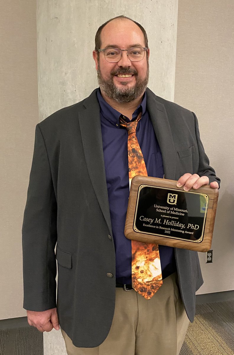 Congrats to Dr Casey Holliday <a href="/CrocHolliday/">Casey Holliday</a> for being recognized with the Excellence in Research Mentoring Award by the MU School of Medicine!  This award is especially significant because he was nominated by his students.  Well earned! <a href="/AnatomyMizzou/">Mizzou Integrative Anatomy</a> <a href="/mumedicine/">MU School of Medicine</a>