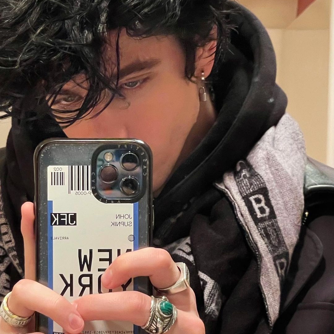 ᅠᅠᅠᅠ          
ᅠᅠ            Tetsurō Kuroo  ≛  he/him
ᅠᅠ               25 years  / periodista
ᅠᅠᅠ                         #hqrp 
ᅠᅠᅠᅠ