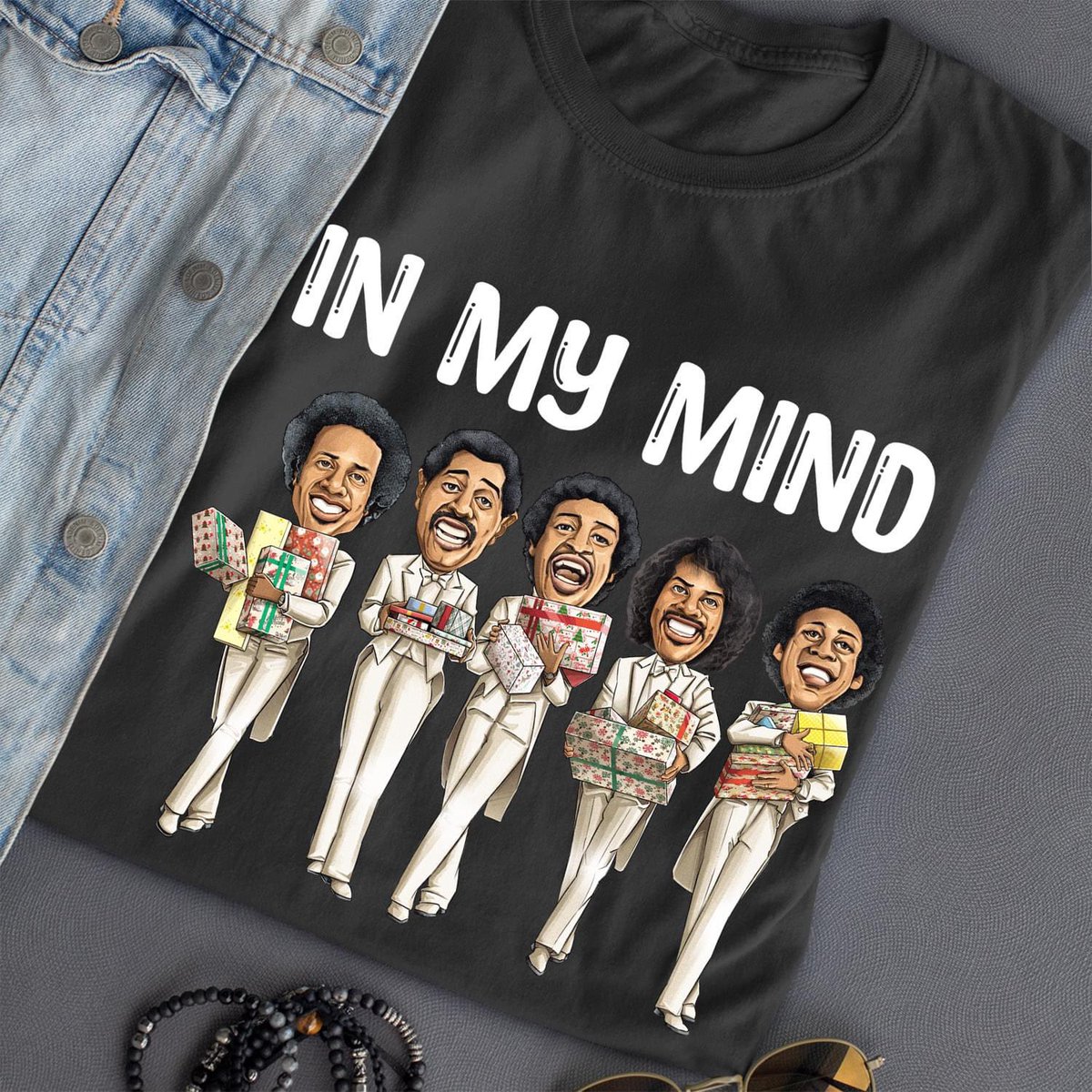 DJRTistic's tweet photo. This is one of the Blackest Christmas T-Shirts ever https://t.co/AChdLQrBlB