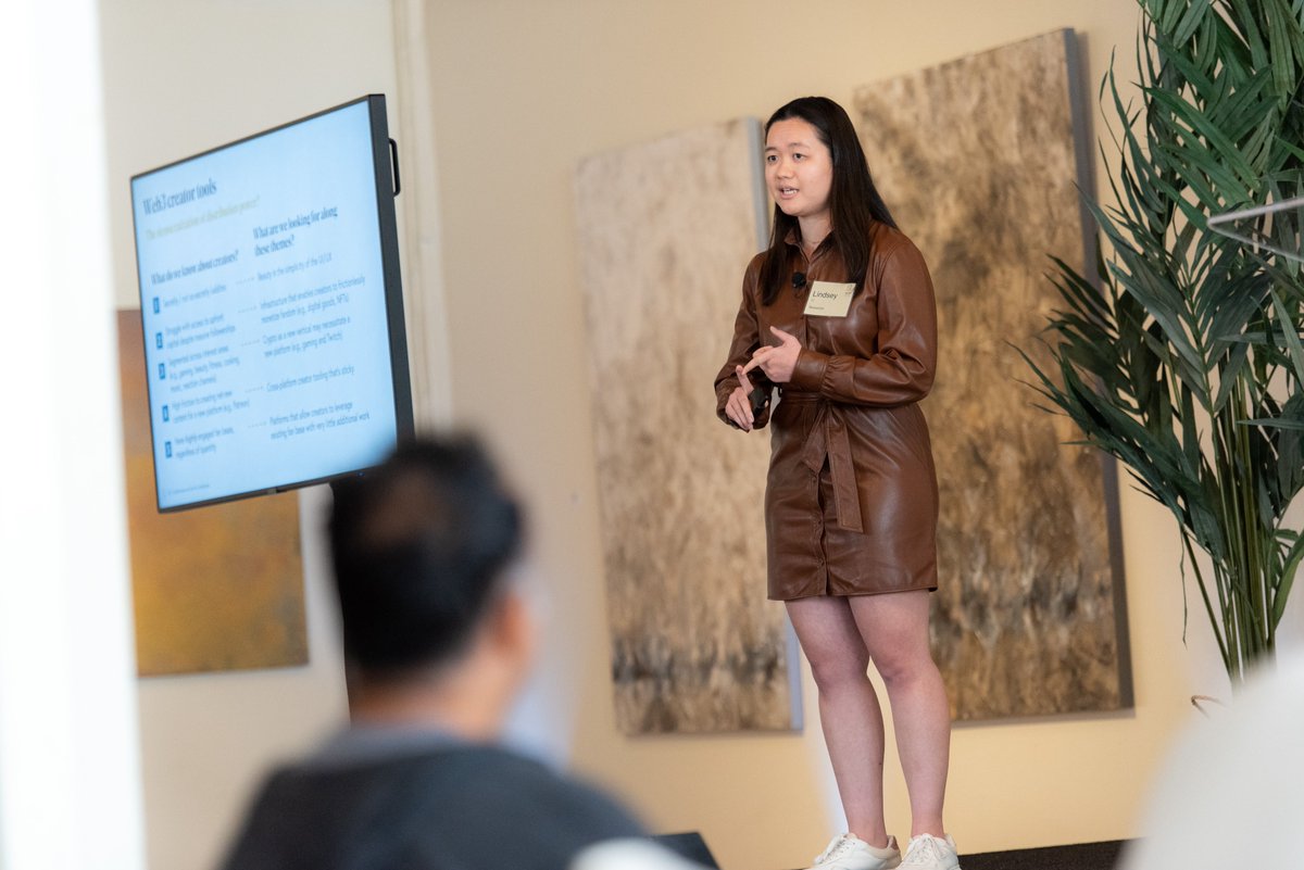 LindseyLi_'s tweet photo. 1/ As you can see in the first picture, you should never get me started on a multi-pronged thesis. 🤓
A huge thank you to everyone who joined us @BessemerVP's 7th annual #SeedSummit, where we bring together top seed managers across the ecosystem...👇 https://t.co/Ew9EfM0Wy8