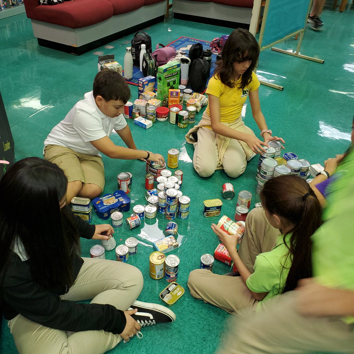 proudmom3x's tweet photo. NEHS members sorting through donations and creating boxes to give to families in our community for Thanksgiving. @ElBanyan @MariTereMDCPS @MDCPS @NatHonorSociety #BEgiving https://t.co/Ik5BEFTvEA