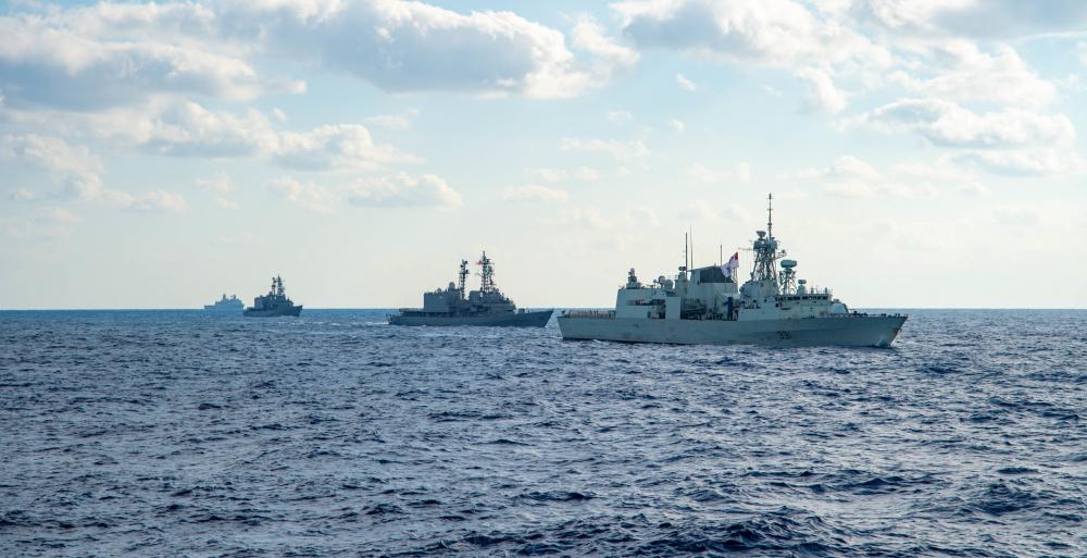 🇺🇸–🇯🇵–🇬🇧–🇨🇦–🇦🇺 Ships from the @USPacificFleet, @JMSDF.PAO.ENG, @royalnavy, @RoyalCanadianNavy and @RoyalAustralianNavy steam in formation during #KeenSword23 in the #PhilippineSea. 📸: MCSN Evan Mueller