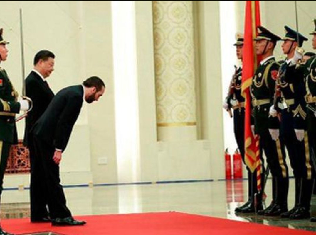 Amo el karma, me encanta el karma.
Hace unas horas los fachitos se burlaban x la reverencia ( saludo protocolar en China) del Presidente Boric al Presidente Xi Jinping ("el chino", como escribían)
Ahora tienen al "su sheriff" Bukele haciéndole fellatio a todo el Ejército chino😂