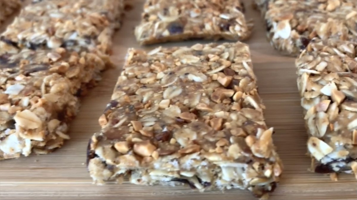Healthytasty22's tweet photo. Just 3 ingredients and you have the most nutritious and delicious oatmeal bars  💯

https://t.co/kdQIL6iOIa https://t.co/UrnTbcDsbL