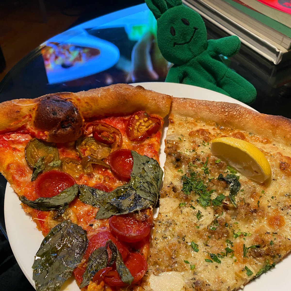 greenietravels's tweet photo. Surf &amp; Turf #pizzastyle
.
.
.
#luciaofavex #luciapizza #pizza #slice #pepperoni #caramellepiccanti #hothoney #clamslice #surfandturf #supportlocal #brooklyneats #tvdinner https://t.co/ptfDmZSsFg