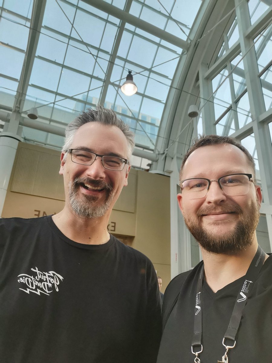 Woohooo finally met one of my sql guides! <a href="/BrentO/">Brent Ozar</a> #PASSDataCommunitySummit