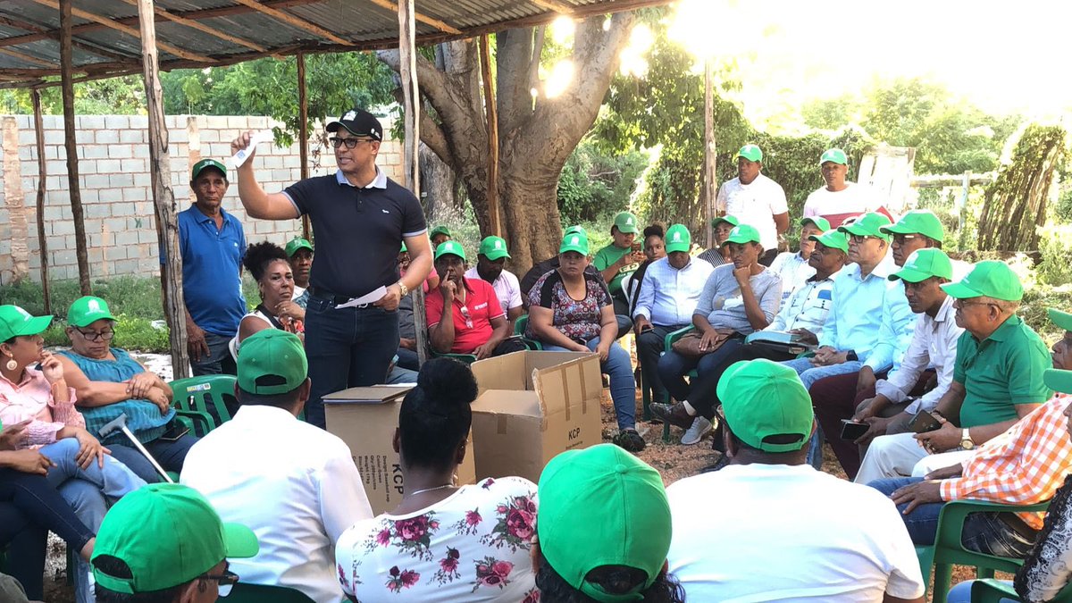 DionisRedes's tweet photo. Dionis Sánchez encabeza asamblea de dirigentes para definir los trabajos de organización, electoral y afiliación de la @FPcomunica en Pedernales. ¡Rumbo al triunfo en el 24! @SenadorDionisSn https://t.co/vlPZqPeAb2
