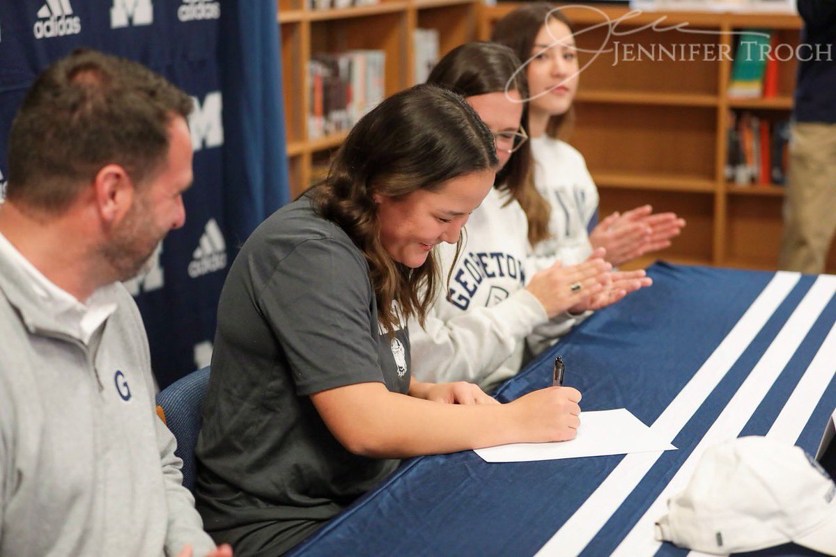 avajoyner_'s tweet photo. OFFICIALLY A HOYA!!! NEXT STOP: THE HILLTOP! 💙🤍🐶@HoyaSoftball @MillbrookSports @MHSsoftball1 https://t.co/fr3vbM8uEz