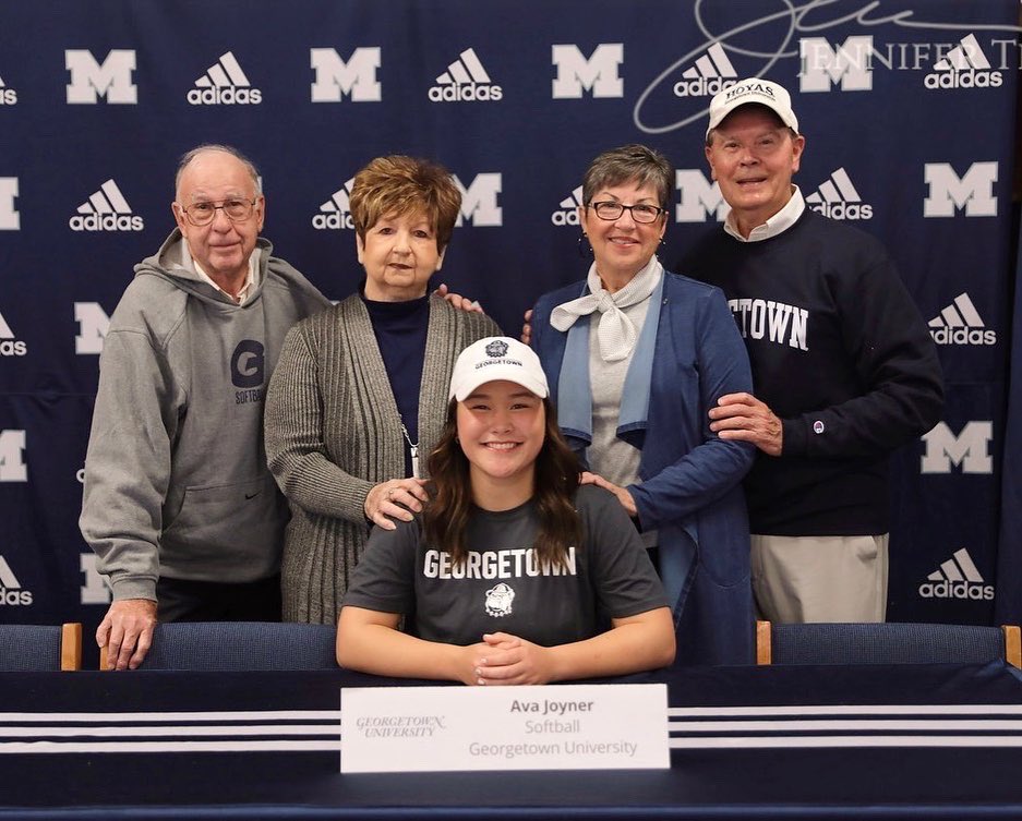 avajoyner_'s tweet photo. OFFICIALLY A HOYA!!! NEXT STOP: THE HILLTOP! 💙🤍🐶@HoyaSoftball @MillbrookSports @MHSsoftball1 https://t.co/fr3vbM8uEz
