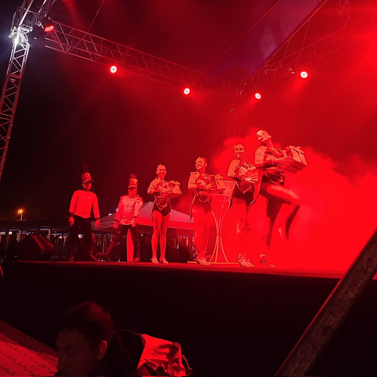 #Navidad en #QuicentroSur 
Con un show acrobático navideño damos la bienvenida a esta hermosa temporada junto con nuestros vecinos y visitantes. #Quito