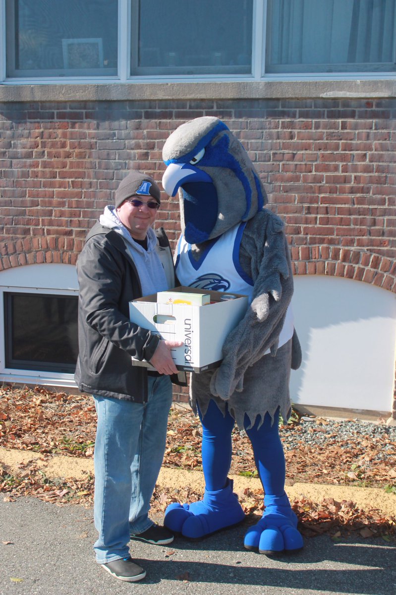 A fun morning with Frankie and Coach Delia lending a hand at the Groton Human Services Thanksgiving distribution event! @AMCAthletics <a href="/AMCmlax/">AMCMLAX</a> <a href="/AlbertusSocial/">Albertus Magnus College</a>