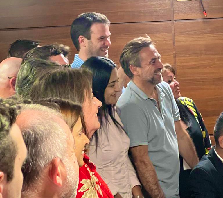 ¡Hay equipo y #EstamosJuntos! Felicitaciones a <a href="/leonormartinezv/">Leonor Martinez Villada</a> por presidir la <a href="/CCARI_CORDOBA/">Coalición Cívica ARI - Córdoba</a>. También, es de destacar la labor que ha llevado a cabo <a href="/ghmaqueda/">Gregorio Hernández Maqueda</a> en ese rol. Tenemos un gran sueño por delante y lo vamos a concretar para todos los cordobeses. ¡Cuentan conmigo!